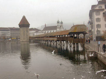 Kapellbrücke in Luzern. Photo by Gregor Wenda